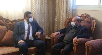 النائب العام المستشار/ضياء الدين المدهون، ورئيس نيابة خانيونس المستشار/كرم حسنين، ورئيس ديوان النائب العام المستشار/محمد مراد، يكرمون د.كامل أبوماضي رئيس سلطة الأراضي سابقاً، على جهوده في خدمة الوطن والمواطن