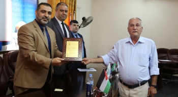 النيابة العامة تكرم الموظف سهيل حسونة لبلوغه