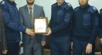 مركز شرطة خانيونس يُكرّم رئيس ووكيلا نيابة خان يونس الجزئية تقديراً لجهودهم وتعزيزاً للتعاون المشترك