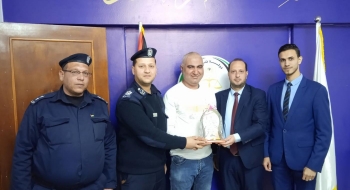 نيابة الوسطى الجزئية تكرم نقيب متقاعد من مرتبات الشرطة القضائية في سرايا النيابة