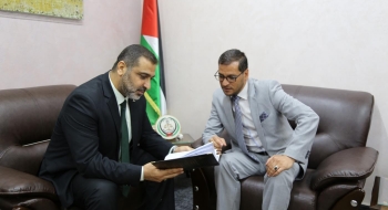 وكيل النيابة العامة محمد الطويل يهدي النائب العام رسالته في الدراسات العليا 