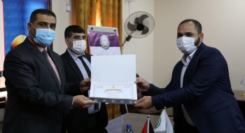 النائب العام المستشار/ضياء الدين المدهون، وبحضور مدير عام النيابة العامة د.ماهر المصري، ورئيس ديوان النائب العام المستشار/محمد مراد، يكرّمون الإخوة السائقين على تفانيهم في سرعة الاستجابة بتنفيذ المهام وقت الطوارئ والأزمات (جائحة كورونا)