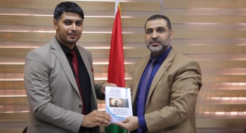 رئيس دائرة تنفيذ غزة القاضي محمد فروانة يهدي النائب مؤلفه