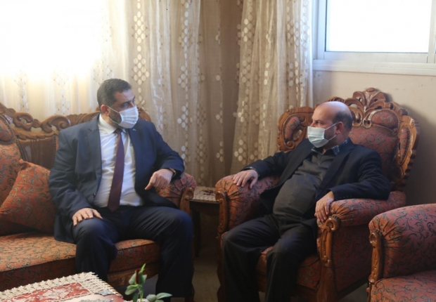 النائب العام المستشار/ضياء الدين المدهون، ورئيس نيابة خانيونس المستشار/كرم حسنين، ورئيس ديوان النائب العام المستشار/محمد مراد، يكرمون د.كامل أبوماضي رئيس سلطة الأراضي سابقاً، على جهوده في خدمة الوطن والمواطن