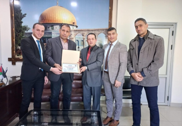 نيابة غزة الجزئية الثانية تكرّم ممثل مؤسسة الربيع