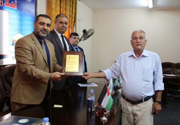 النيابة العامة تكرم الموظف سهيل حسونة لبلوغه