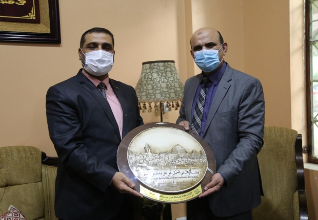 النائب العام المستشار/ضياء الدين المدهون، وأسرة النيابة العامة، يكرّمون المستشار/ د.نافذ المدهون؛ لتفانيه في خدمة أبناء شعبه ووطنه
