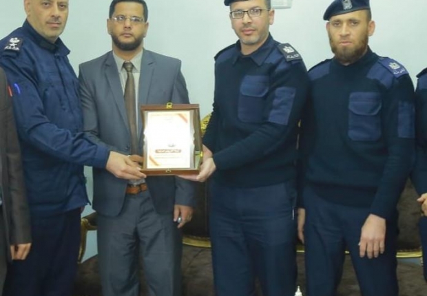 مركز شرطة خانيونس يُكرّم رئيس ووكيلا نيابة خان يونس الجزئية تقديراً لجهودهم وتعزيزاً للتعاون المشترك