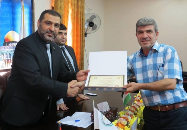 تكريم النائب العام للمحاضرين بدورة مهارات القيادة