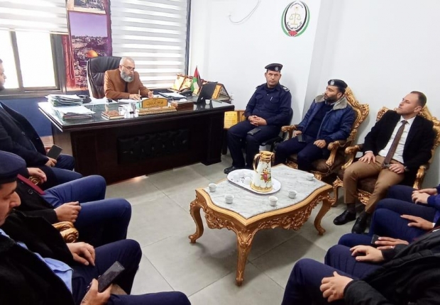 مدير نيابة خانيونس الجزئية يعقد اجتماعاً مع مفتشي تحقيق مراكز شرطة خانيونس