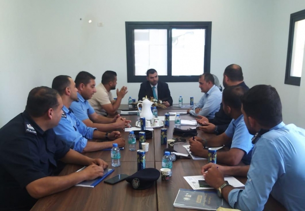 وكيل نيابة خانيونس الشرقية يعقد لقاءً مع ضباط مكتب التحقيق بعنوان 