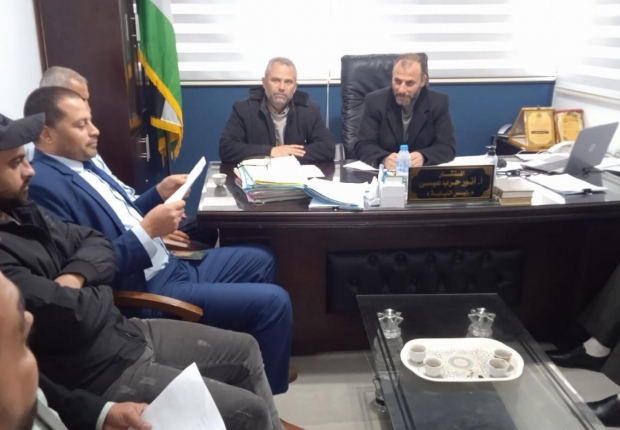 مدير نيابة خانيونس الكلية يجتمع بالطاقم الإداري والفني للنيابة