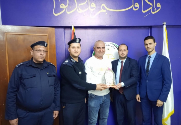نيابة الوسطى الجزئية تكرم نقيب متقاعد من مرتبات الشرطة القضائية في سرايا النيابة