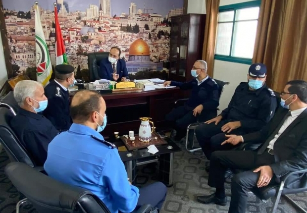رئيس نيابة الوسطى وقيادة شرطة المحافظة يؤكدون على تشديد الإجراءات بحق المخالفين لتعليمات السلامة والوقاية 