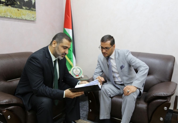 وكيل النيابة العامة محمد الطويل يهدي النائب العام رسالته في الدراسات العليا 