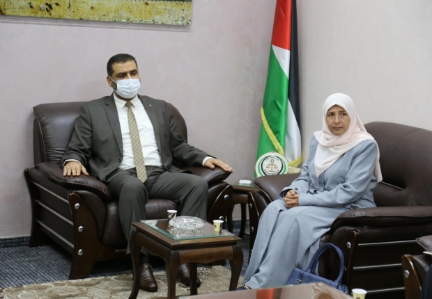 خلال استقباله لوكيلة وزارة شئون المرأة وممثلي المؤسسات النسوية النائب العام/ مجتمعنا محافظ على قيمه، ونؤكد  على حماية ونصرة الضعفاء وأن القانون فوق الجميع