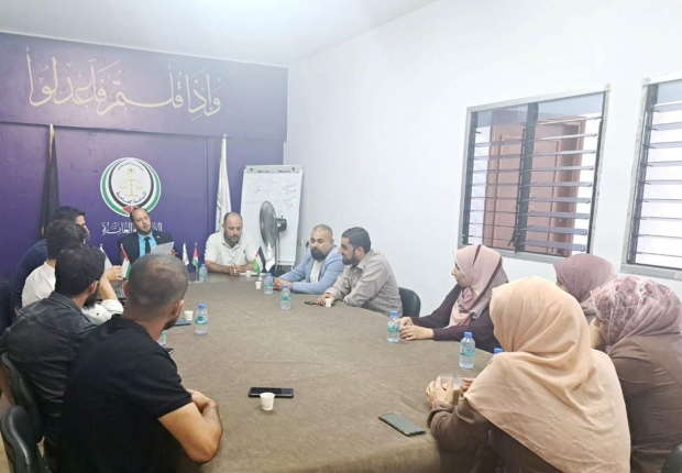 نيابة الوسطى الجزئية تعقد اجتماعاً مع طاقمها الإداري