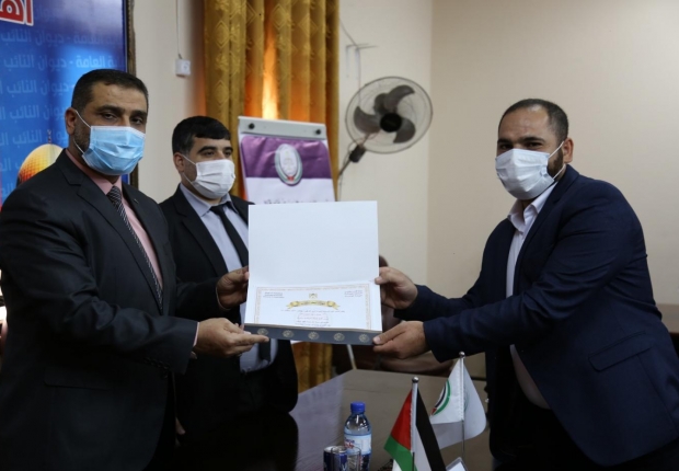 النائب العام المستشار/ضياء الدين المدهون، وبحضور مدير عام النيابة العامة د.ماهر المصري، ورئيس ديوان النائب العام المستشار/محمد مراد، يكرّمون الإخوة السائقين على تفانيهم في سرعة الاستجابة بتنفيذ المهام وقت الطوارئ والأزمات (جائحة كورونا)