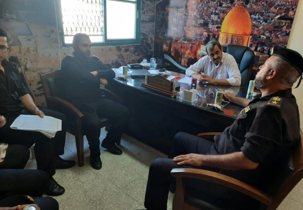 رئيس نيابة دير البلح الكلية/ يناقش  مع مدير مركز الإصلاح والتأهيل  بالمحافظة الوسطي محددات الاجازات البيتية للنزلاء