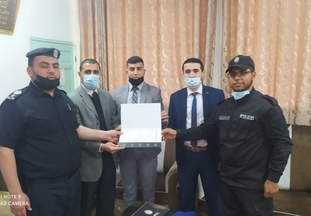 استمراراً لمنهجية التطوير الفني والإداري ..نيابة غزة تمنح  شهادات تدريبية لضباط التحقيق بمركز شرطة الشجاعية عن فنون ومهارات التحقيق الجنائي