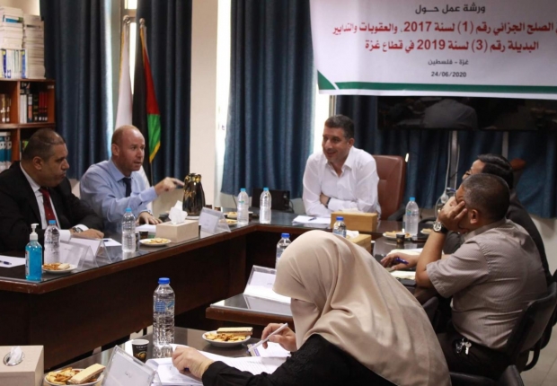 أوصى حقوقيون وممثلون عن النيابة العامة ووزارة العدل والمجلس التشريعي، وأكاديميون وممثلون عن مؤسسات حقوقية