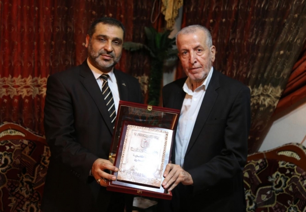 النائب العام يكرم قاضي المحكمة العليا السابق عبد الفتاح الأغا