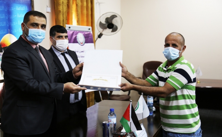 النائب العام المستشار/ضياء الدين المدهون، وبحضور مدير عام النيابة العامة د.ماهر المصري، ورئيس ديوان النائب العام المستشار/محمد مراد، يكرّمون الإخوة السائقين على تفانيهم في سرعة الاستجابة بتنفيذ المهام وقت الطوارئ والأزمات (جائحة كورونا)