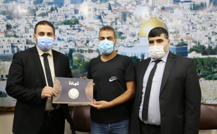 النائب العام المستشار/ضياء الدين المدهون، وبحضور مدير عام النيابة العامة د.ماهر المصري، ورئيس ديوان النائب العام المستشار/محمد مراد، يكرّمون الإخوة السائقين على تفانيهم في سرعة الاستجابة بتنفيذ المهام وقت الطوارئ والأزمات (جائحة كورونا)