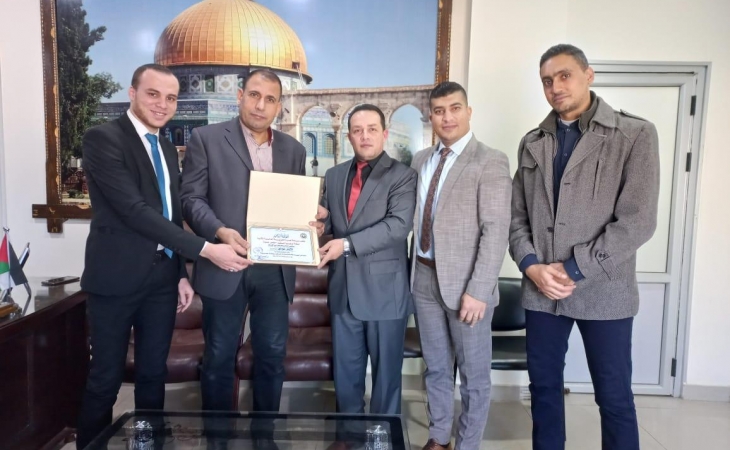 نيابة غزة الجزئية الثانية تكرّم ممثل مؤسسة الربيع