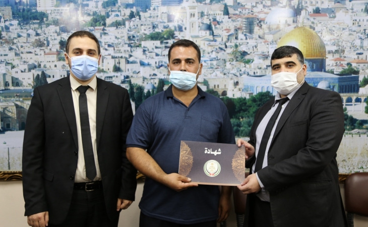النائب العام المستشار/ضياء الدين المدهون، وبحضور مدير عام النيابة العامة د.ماهر المصري، ورئيس ديوان النائب العام المستشار/محمد مراد، يكرّمون الإخوة السائقين على تفانيهم في سرعة الاستجابة بتنفيذ المهام وقت الطوارئ والأزمات (جائحة كورونا)