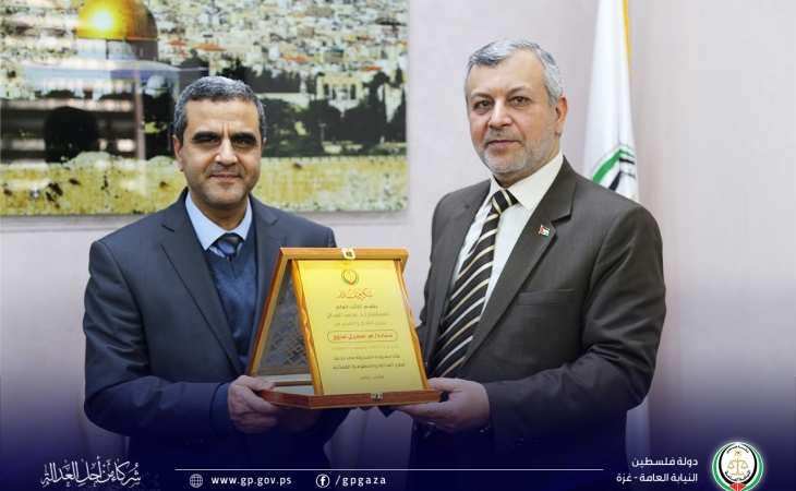 النائب العام يكرّم المهندسِين المشرفِين على تطوير تطبيق العدالة الجنائية