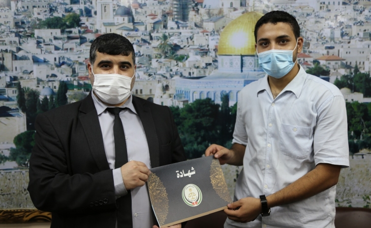 النائب العام المستشار/ضياء الدين المدهون، وبحضور مدير عام النيابة العامة د.ماهر المصري، ورئيس ديوان النائب العام المستشار/محمد مراد، يكرّمون الإخوة السائقين على تفانيهم في سرعة الاستجابة بتنفيذ المهام وقت الطوارئ والأزمات (جائحة كورونا)