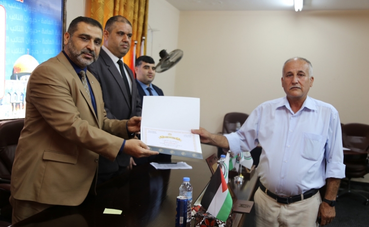 النيابة العامة تكرم الموظف سهيل حسونة لبلوغه" سن العطاء"