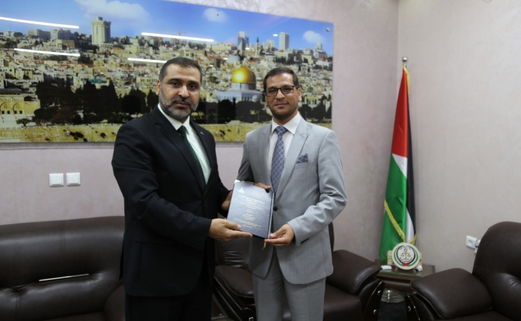 وكيل النيابة العامة محمد الطويل يهدي النائب العام رسالته في الدراسات العليا " الماجستير"