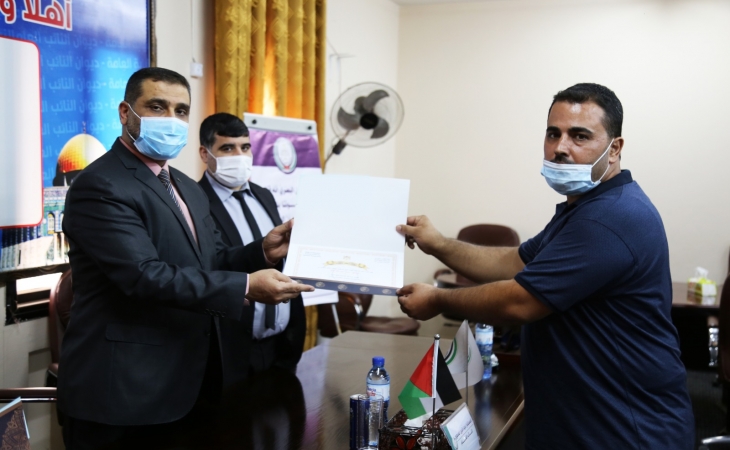 النائب العام المستشار/ضياء الدين المدهون، وبحضور مدير عام النيابة العامة د.ماهر المصري، ورئيس ديوان النائب العام المستشار/محمد مراد، يكرّمون الإخوة السائقين على تفانيهم في سرعة الاستجابة بتنفيذ المهام وقت الطوارئ والأزمات (جائحة كورونا)