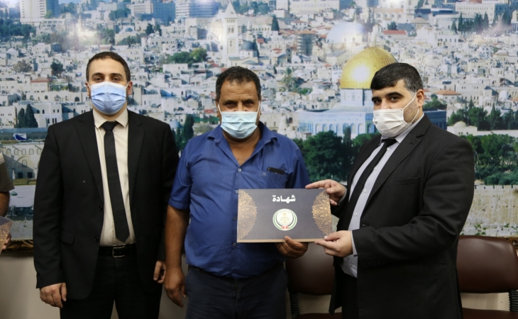 النائب العام المستشار/ضياء الدين المدهون، وبحضور مدير عام النيابة العامة د.ماهر المصري، ورئيس ديوان النائب العام المستشار/محمد مراد، يكرّمون الإخوة السائقين على تفانيهم في سرعة الاستجابة بتنفيذ المهام وقت الطوارئ والأزمات (جائحة كورونا)