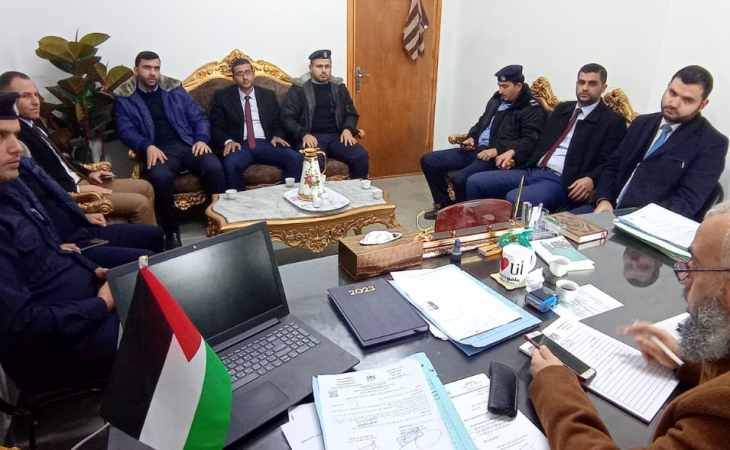 مدير نيابة خانيونس الجزئية يعقد اجتماعاً مع مفتشي تحقيق مراكز شرطة خانيونس
