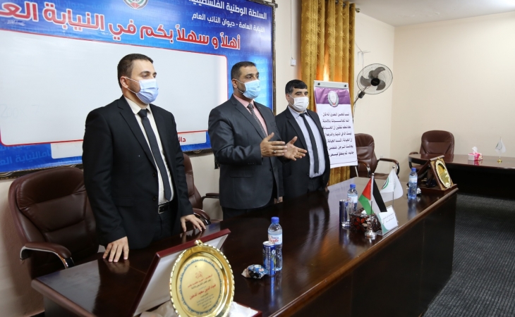 النائب العام المستشار/ضياء الدين المدهون، وبحضور مدير عام النيابة العامة د.ماهر المصري، ورئيس ديوان النائب العام المستشار/محمد مراد، يكرّمون الإخوة السائقين على تفانيهم في سرعة الاستجابة بتنفيذ المهام وقت الطوارئ والأزمات (جائحة كورونا)