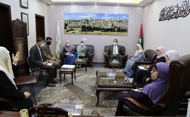 خلال استقباله لوكيلة وزارة شئون المرأة وممثلي المؤسسات النسوية النائب العام/ مجتمعنا محافظ على قيمه، ونؤكد  على حماية ونصرة الضعفاء وأن القانون فوق الجميع