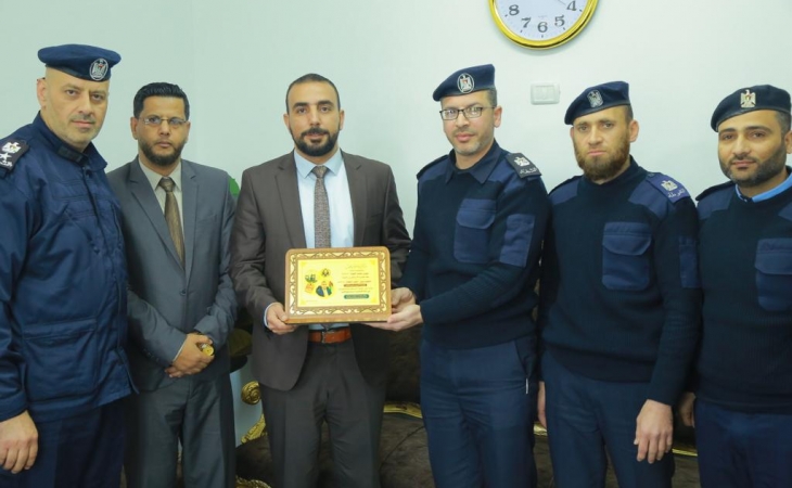 مركز شرطة خانيونس يُكرّم رئيس ووكيلا نيابة خان يونس الجزئية تقديراً لجهودهم وتعزيزاً للتعاون المشترك