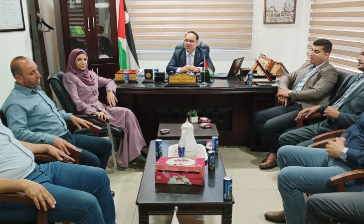 نيابة غزة الثالثة تكرّم وكيل نيابتها المسئول عن قسم الشيكات عِرفاناً بجميل جهده في نهاية فترة عمله معها