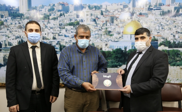 النائب العام المستشار/ضياء الدين المدهون، وبحضور مدير عام النيابة العامة د.ماهر المصري، ورئيس ديوان النائب العام المستشار/محمد مراد، يكرّمون الإخوة السائقين على تفانيهم في سرعة الاستجابة بتنفيذ المهام وقت الطوارئ والأزمات (جائحة كورونا)
