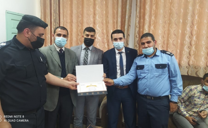استمراراً لمنهجية التطوير الفني والإداري ..نيابة غزة تمنح  شهادات تدريبية لضباط التحقيق بمركز شرطة الشجاعية عن فنون ومهارات التحقيق الجنائي