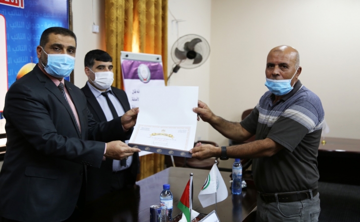 النائب العام المستشار/ضياء الدين المدهون، وبحضور مدير عام النيابة العامة د.ماهر المصري، ورئيس ديوان النائب العام المستشار/محمد مراد، يكرّمون الإخوة السائقين على تفانيهم في سرعة الاستجابة بتنفيذ المهام وقت الطوارئ والأزمات (جائحة كورونا)