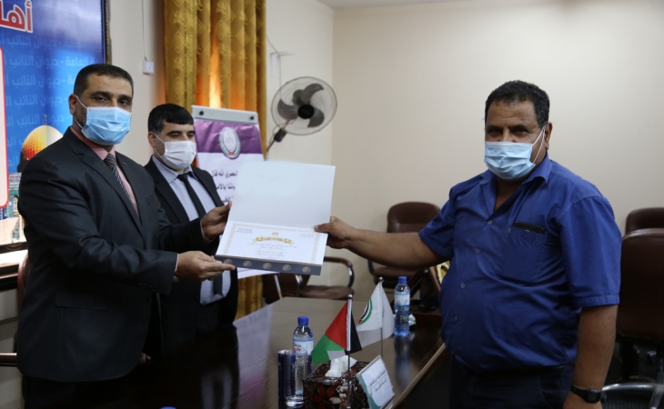 النائب العام المستشار/ضياء الدين المدهون، وبحضور مدير عام النيابة العامة د.ماهر المصري، ورئيس ديوان النائب العام المستشار/محمد مراد، يكرّمون الإخوة السائقين على تفانيهم في سرعة الاستجابة بتنفيذ المهام وقت الطوارئ والأزمات (جائحة كورونا)
