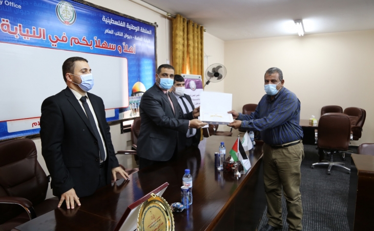 النائب العام المستشار/ضياء الدين المدهون، وبحضور مدير عام النيابة العامة د.ماهر المصري، ورئيس ديوان النائب العام المستشار/محمد مراد، يكرّمون الإخوة السائقين على تفانيهم في سرعة الاستجابة بتنفيذ المهام وقت الطوارئ والأزمات (جائحة كورونا)