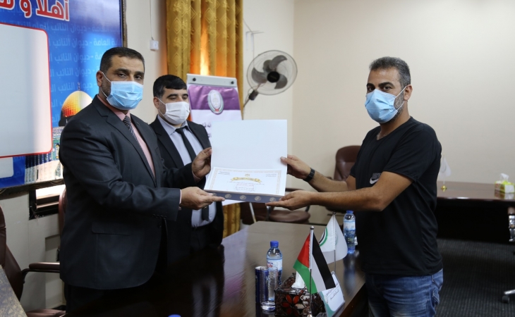 النائب العام المستشار/ضياء الدين المدهون، وبحضور مدير عام النيابة العامة د.ماهر المصري، ورئيس ديوان النائب العام المستشار/محمد مراد، يكرّمون الإخوة السائقين على تفانيهم في سرعة الاستجابة بتنفيذ المهام وقت الطوارئ والأزمات (جائحة كورونا)