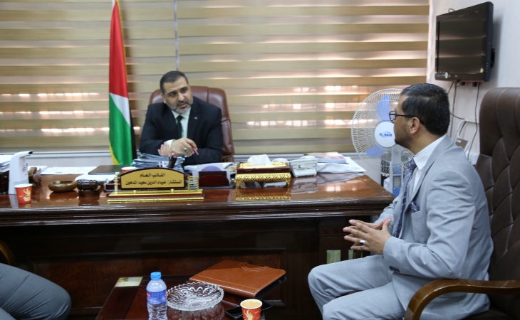 وكيل النيابة العامة محمد الطويل يهدي النائب العام رسالته في الدراسات العليا " الماجستير"