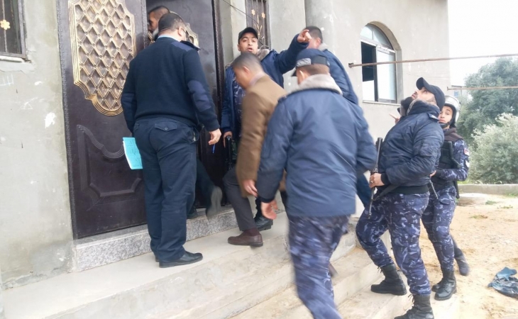 نيابة غزة الجزئية الأولى تُفتّش بيت أحد مروجي المواد المخدرة 