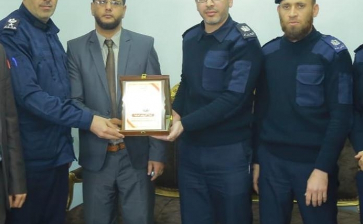 مركز شرطة خانيونس يُكرّم رئيس ووكيلا نيابة خان يونس الجزئية تقديراً لجهودهم وتعزيزاً للتعاون المشترك